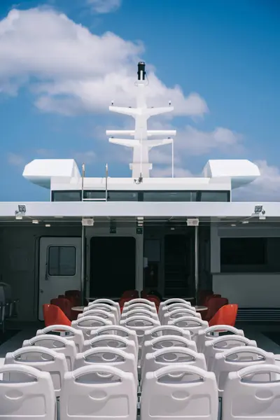 Deck Barco Cruzeiro Com Cadeiras Brancas Vazias Fileira Sob Céu — Fotografia de Stock