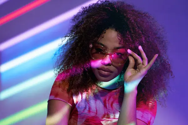 Porträtt Attraktiv Ung Afroamerikansk Kvinna Snygga Solglasögon Tittar Kameran När — Stockfoto