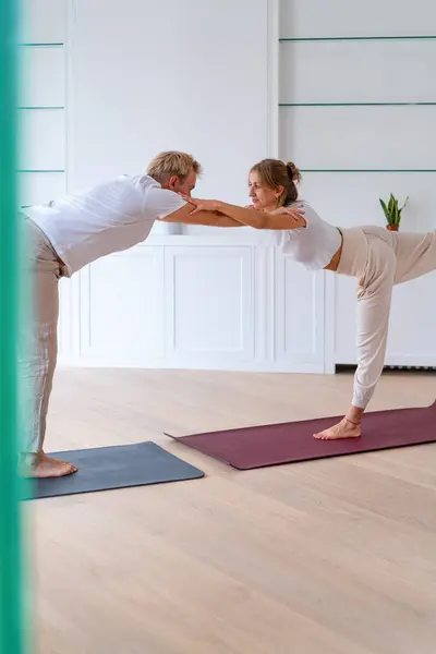 Couple Activewear Balancing Warrior Pose Doing Acro Yoga While Leaning — Stock Fotó