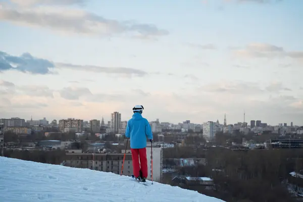 공원의 눈덮인 산비탈을 스포츠용 스키를 익명의 스키어를 돌아보라 — 스톡 사진