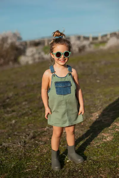 Content Little Girl Overalls Sunglasses Standing Meadow Enjoying Summer Sunny — Stock Photo, Image