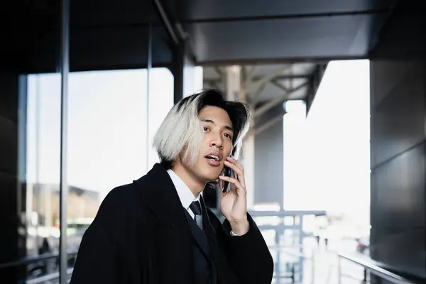 年轻专注的亚洲男性高管 穿着正式服装 白天打电话给智能手机 — 图库照片