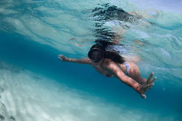 Kobieta Turystka Kostiumie Kąpielowym Masce Nurkowej Ćwicząca Nurkowanie Podczas Pływania — Zdjęcie stockowe