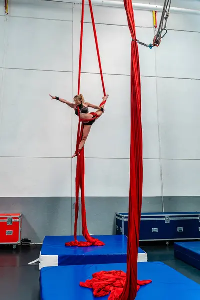 Full Length Slim Agile Sportswoman Activewear Doing Split Red Aerial — ストック写真