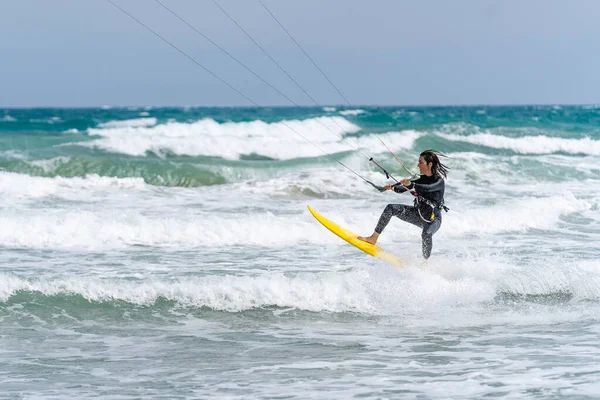 Atleta Feminina Ativa Kiteboard Segurando Barra Controle Enquanto Pratica Kitesurf — Fotografia de Stock