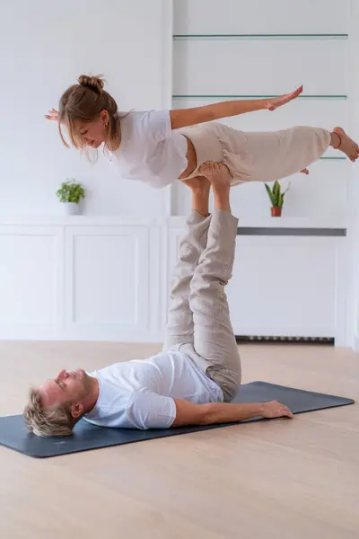 Side View Boyfriend Lifting Girlfriend While Doing Acro Yoga Together — Stockfoto