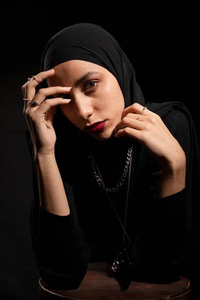 Приваблива Молода Ісламська Жінка Чорному Одязі Хіджаб Торкається Обличчя Яко — стокове фото