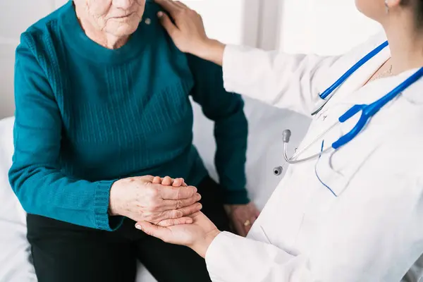 Anonimowy Lekarz Rozmawiający Starszą Kobietą Podczas Badania Szpitalu — Zdjęcie stockowe
