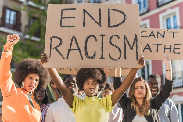 Африканская Американская Активистка Афроволосами Стоящая Плакатом Расизме Стоящим Городской Улице — стоковое фото