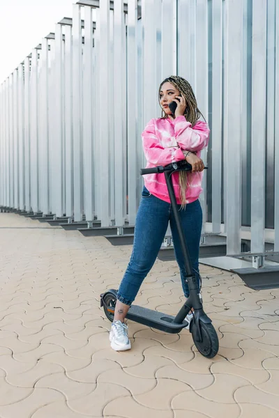 Mujer Joven Ropa Casual Con Scooter Eléctrico Hablando Por Teléfono —  Fotos de Stock