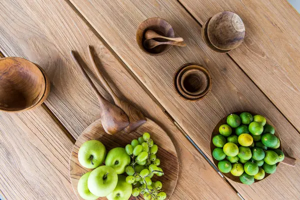 Top View Fresh Ripe Green Apples Grapes Placed Wooden Tray — Stock Photo, Image