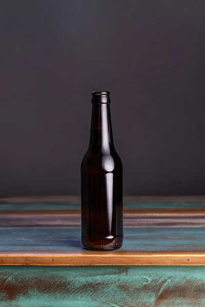 Donker Glazen Fles Alcoholische Drank Beschilderde Vierkante Houten Tafel Thuis — Stockfoto