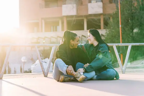 Content Multiethnic Homosexual Girlfriends Crossed Legs Looking Each Other Town — 图库照片