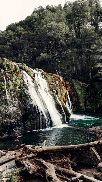 Spektakulärer Blick Auf Mächtige Wasserfall Fließt See Bergigem Wald — Stockfoto