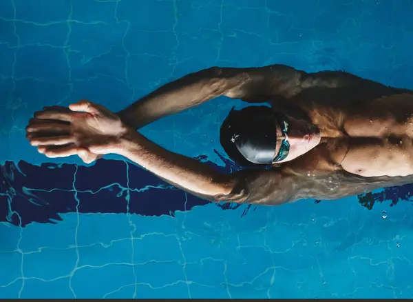 Вид Сверху Спортсмена Мужчины Купальной Шапке Поднятыми Руками Плавающего Спине — стоковое фото