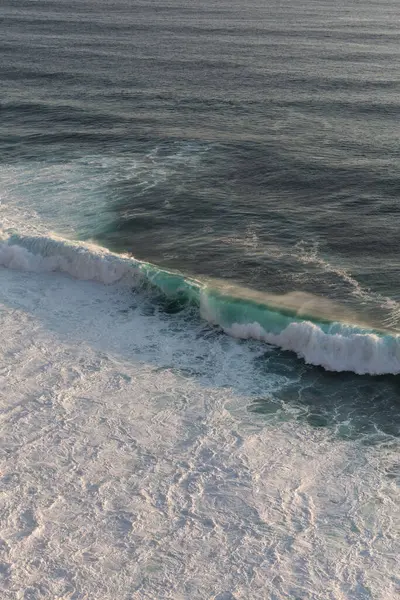 Ondas Marinhas Espumosas Rolando Sob Céu Azul Indonésia Dia Ensolarado — Fotografia de Stock