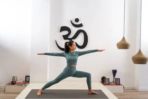 Graceful Ethnic Female Standing Virabhadrasana Practicing Yoga Mat Studio — Stock Photo, Image