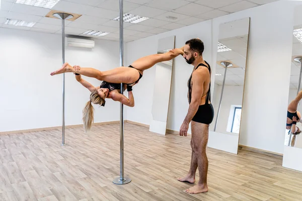 Full Body Flexible Female Sports Underwear Performing Acrobatic Exercise Pole — ストック写真