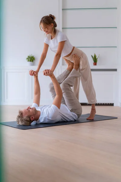 Side View Boyfriend Lifting Girlfriend While Doing Acro Yoga Together — Stockfoto