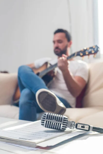 Kanepede Akustik Gitar Çalan Tanınmayan Sakallı Bir Erkek Müzisyenin Yanındaki — Stok fotoğraf