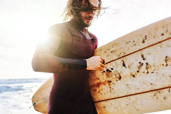 Surfer Man Gekleed Wetsuit Hardlopen Met Surfplank Het Strand Tijdens — Stockfoto