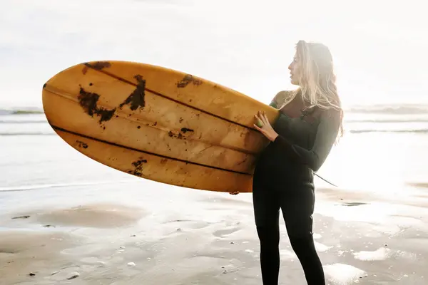 Surfista Mulher Vestida Fato Mergulho Olhando Para Longe Com Prancha — Fotografia de Stock