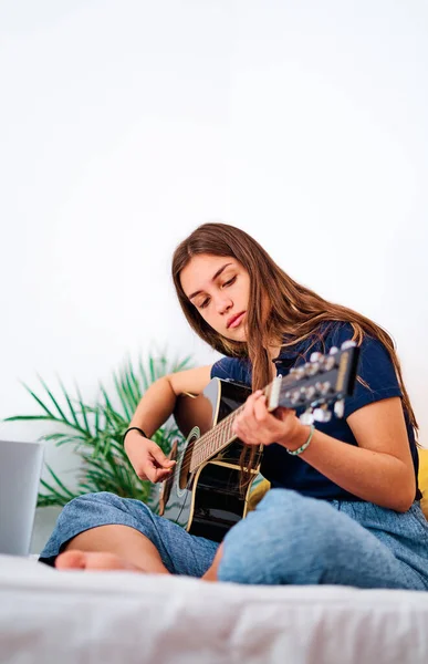 Estudiante Centrada Viendo Video Tutorial Portátil Mientras Aprende Tocar Guitarra — Foto de Stock