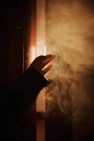 Mão Levantada Pessoa Sem Rosto Colheita Estúdio Escuro Com Fumaça — Fotografia de Stock