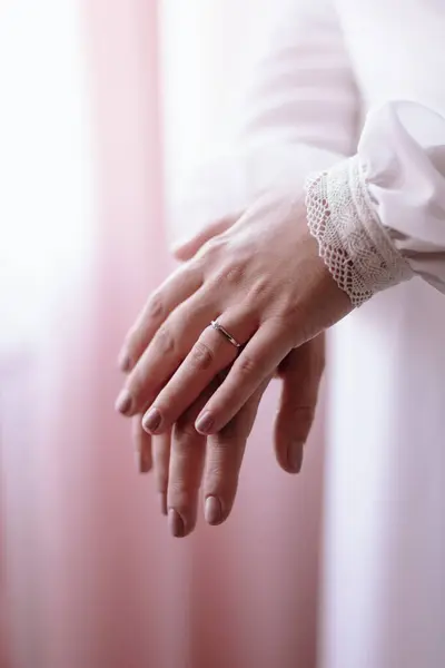 Kırpılmış Yeni Evli Zarif Beyaz Gelinlikli Dantel Kelepçeli Parmağında Yüzükle — Stok fotoğraf