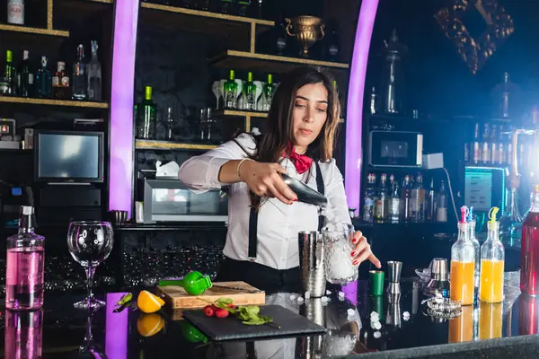 Female Barkeeper Stylish Outfit Adding Ice Cubes Glass While Preparing — Stock Photo, Image