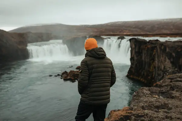 Back View Young Tourist Winter Wear Looking Cascade Mountain River — Stock Photo, Image