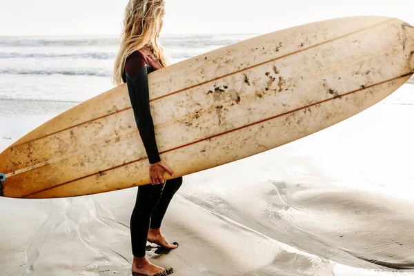 Seitenansicht Der Surferin Neoprenanzug Mit Dem Surfbrett Strand Bei Sonnenaufgang — Stockfoto