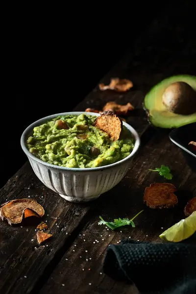 Top View Bowl Fresh Guacamole Placed Avocado Chips Weathered Lumber — Stock Photo, Image