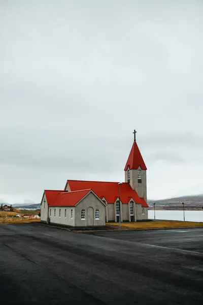 Petite Église Catholique Par Temps Pluvieux Ciel Nuageux — Photo