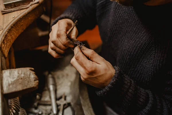 Anonieme Juwelier Met Onafgewerkte Ring Vuile Handen Kwaliteitscontrole Werkplaats — Stockfoto