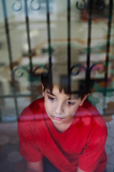 Através Vidro Menino Pré Adolescente Infeliz Com Hematomas Rosto Olhando — Fotografia de Stock