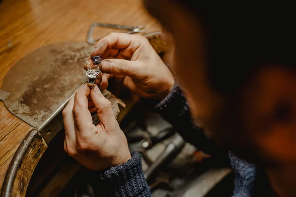 Névtelen Ékszerész Kezében Befejezetlen Gyűrű Piszkos Kezekben Minőség Ellenőrzése Műhelyben — Stock Fotó