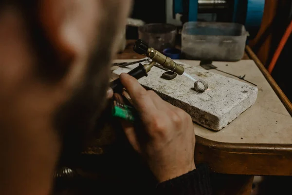 Anonim Erkek Kuyumcu Atölyedeki Tezgahta Metal Halkayı Şekillendirmek Için Dosya — Stok fotoğraf