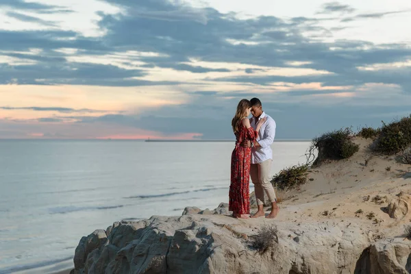 Loving Multiracial Couple Elegant Clothes Embracing Hill Background Sundown Sky — Stock Photo, Image