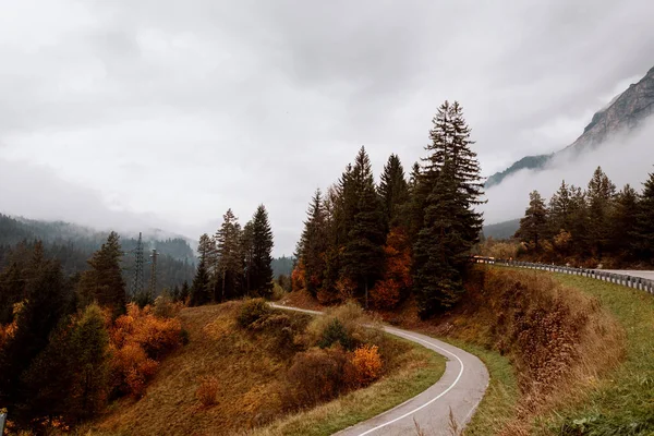 Krajobraz Drogą Wzdłuż Jesiennej Góry Dolomitach Włochy — Zdjęcie stockowe
