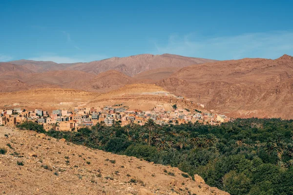 从位于五彩缤纷的高山斜坡上的古老石砌建筑的上方 俯瞰着摩洛哥蓝天碧绿的植物 — 图库照片