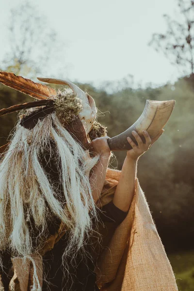 Xamã Invocando Espíritos Uma Cerimônia Uma Floresta — Fotografia de Stock