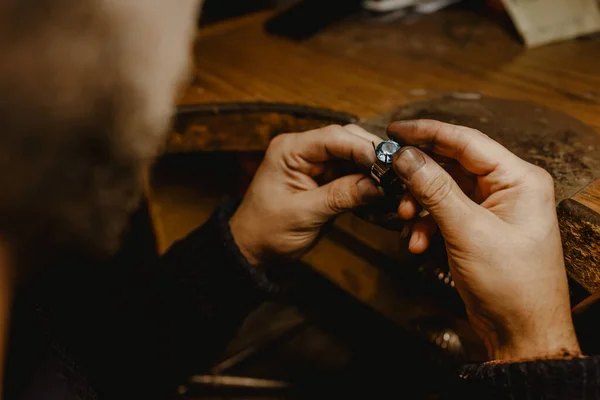 Ανώνυμος Κοσμηματοπώλης Κρατώντας Ημιτελές Δαχτυλίδι Βρώμικα Χέρια Και Ελέγχοντας Την — Φωτογραφία Αρχείου