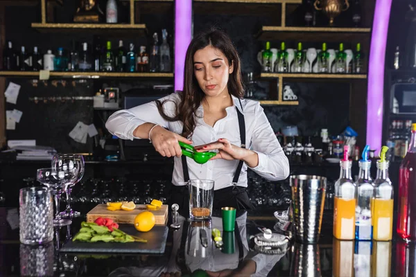 Young Female Barkeeper Stylish Outfit Squeezing Lemon While Preparing Mojito — Stock Photo, Image