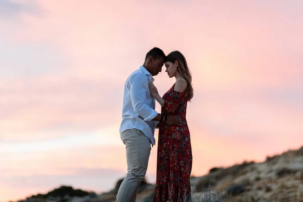 Amante Pareja Multirracial Ropa Elegante Abrazando Colina Fondo Del Cielo —  Fotos de Stock