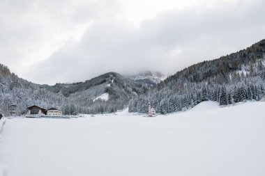 Kışın Ranui Kilisesi 'nde Aziz Johann, taze kar ve dramatik alp manzarasıyla çevrili, İtalyan Dolomitleri' nde huzurlu ve ikonik bir mevsim yaratıyor.