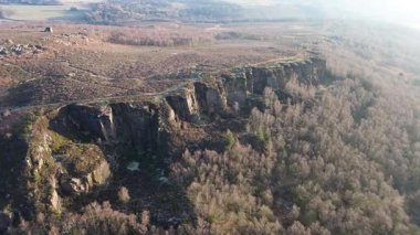 Derbyshire, İngiltere 'deki Millstone Edge' deki kaya yüzeyine doğru ilerleyen hava aracı görüntüleri, bozkıra tepeden bakan, seyahat, çevre, coğrafya ve çekim kullanımı için uygun.