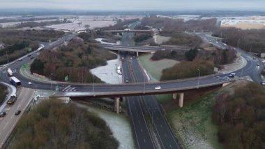 İngiltere 'nin Derbyshire kentindeki Toyota Adası kavşağını tarayan hava aracı görüntüleri, A50 ve A38 trafiğini taşımacılık, altyapı, lojistik ve atış kullanımını kapsadığını gösteriyor..