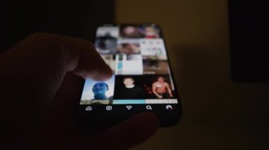 Bir kişinin sosyal medyada akıllı bir telefondan bilerek odaklanamadığı dijital bağımlılık teknolojisi yorgunluğu ve zihinsel sağlık ve yaşam tarzı pazarlaması için modern ekran zamanı davranışlarını aktardığı videoyu kapat.