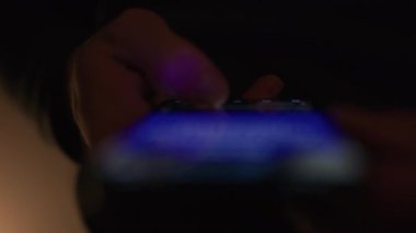 Bir kişinin sosyal medyada akıllı bir telefondan bilerek odaklanamadığı dijital bağımlılık teknolojisi yorgunluğu ve zihinsel sağlık ve yaşam tarzı pazarlaması için modern ekran zamanı davranışlarını aktardığı videoyu kapat.